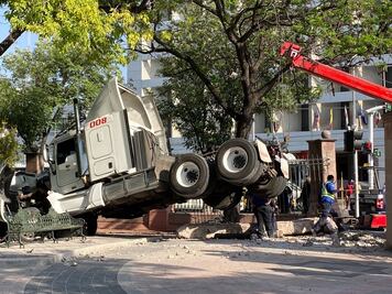 Un tráiler derriba una puerta de la Alameda Hidalgo y termina dentro del Parque