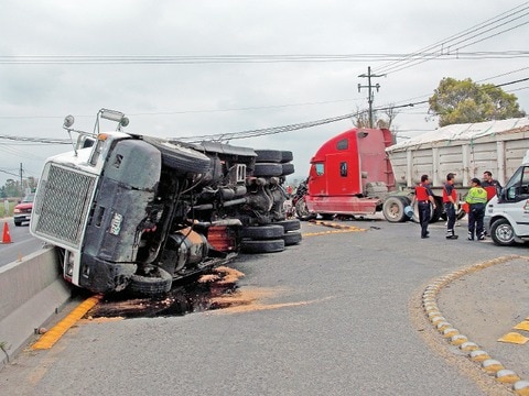 Chocan tráileres en carretera