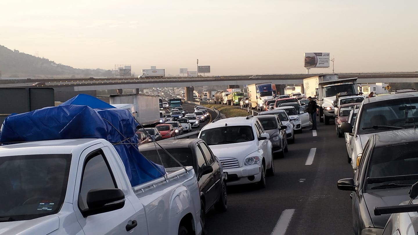 Maneja con precaución, hay tráfico denso en la carretera Querétaro-San Luis 