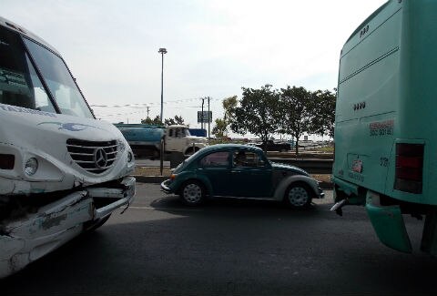 Chocan camiones de transporte público