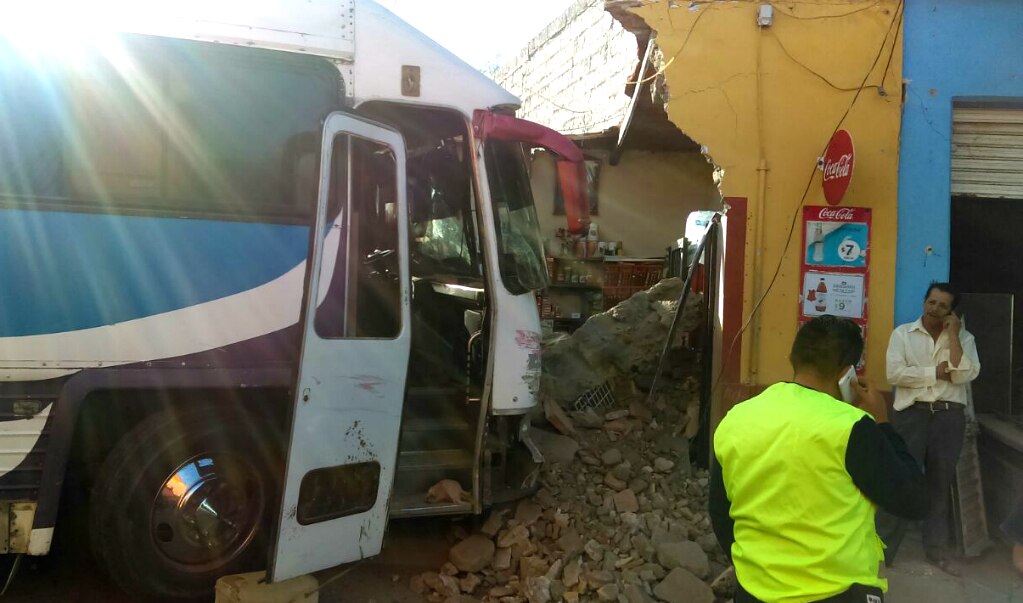 Autobús se queda sin frenos y colisiona con tienda, en Colón