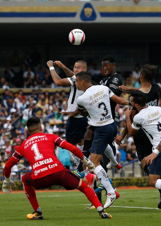 El Pollo (1) dejó su meta invicta en los primeros 90 minutos del torneo. (MARCO UGARTE. AP)