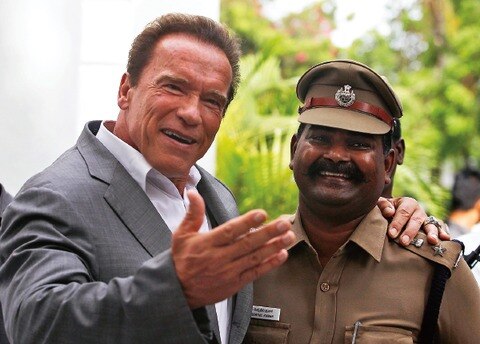 Arnold pide trabajo a cineasta en India