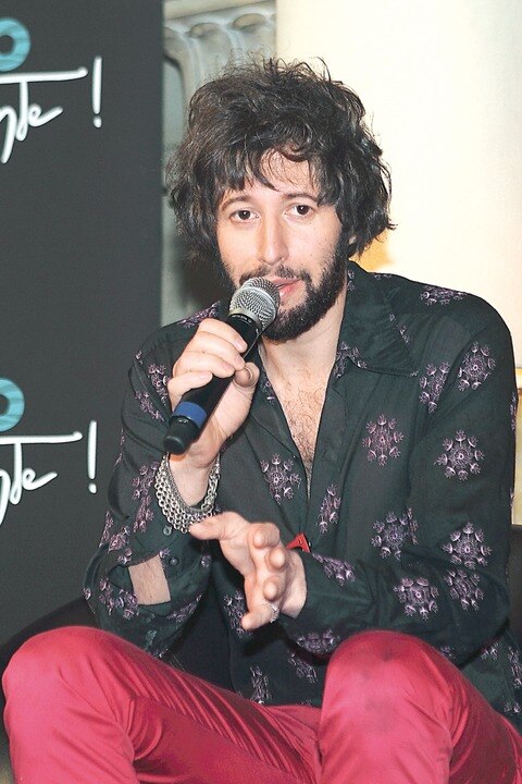 Adanowsky se impone a la política y a la religión