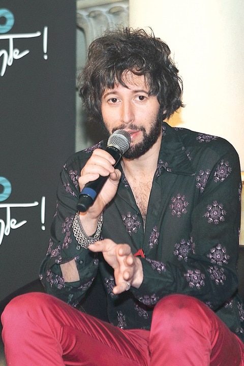 Adanowsky se impone a la política y a la religión