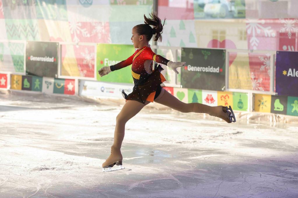 Lánzate a la pista de hielo en la zona de Candiles
