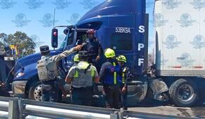 Choque entre unidades pesadas colapsa la 57