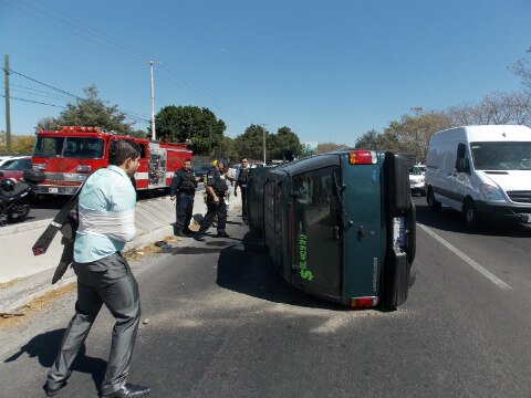 Vuelca camioneta en B. Quintana