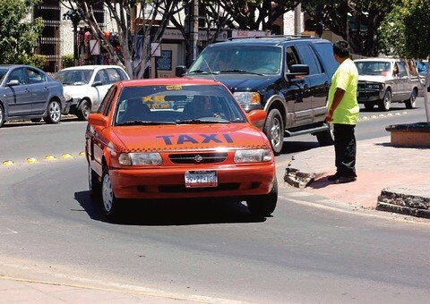 Despojan a taxista de cuenta en SJR