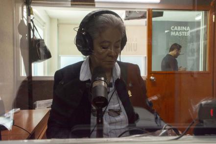 Cecilia, la voz y los controles en Radio UAQ