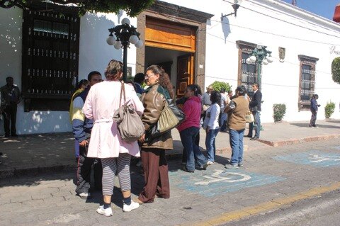 Ex empleados de preparatoria exigen restitución