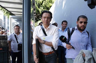 Tras casi 100 horas atrincherado, sale Marx Arriaga de la SEP