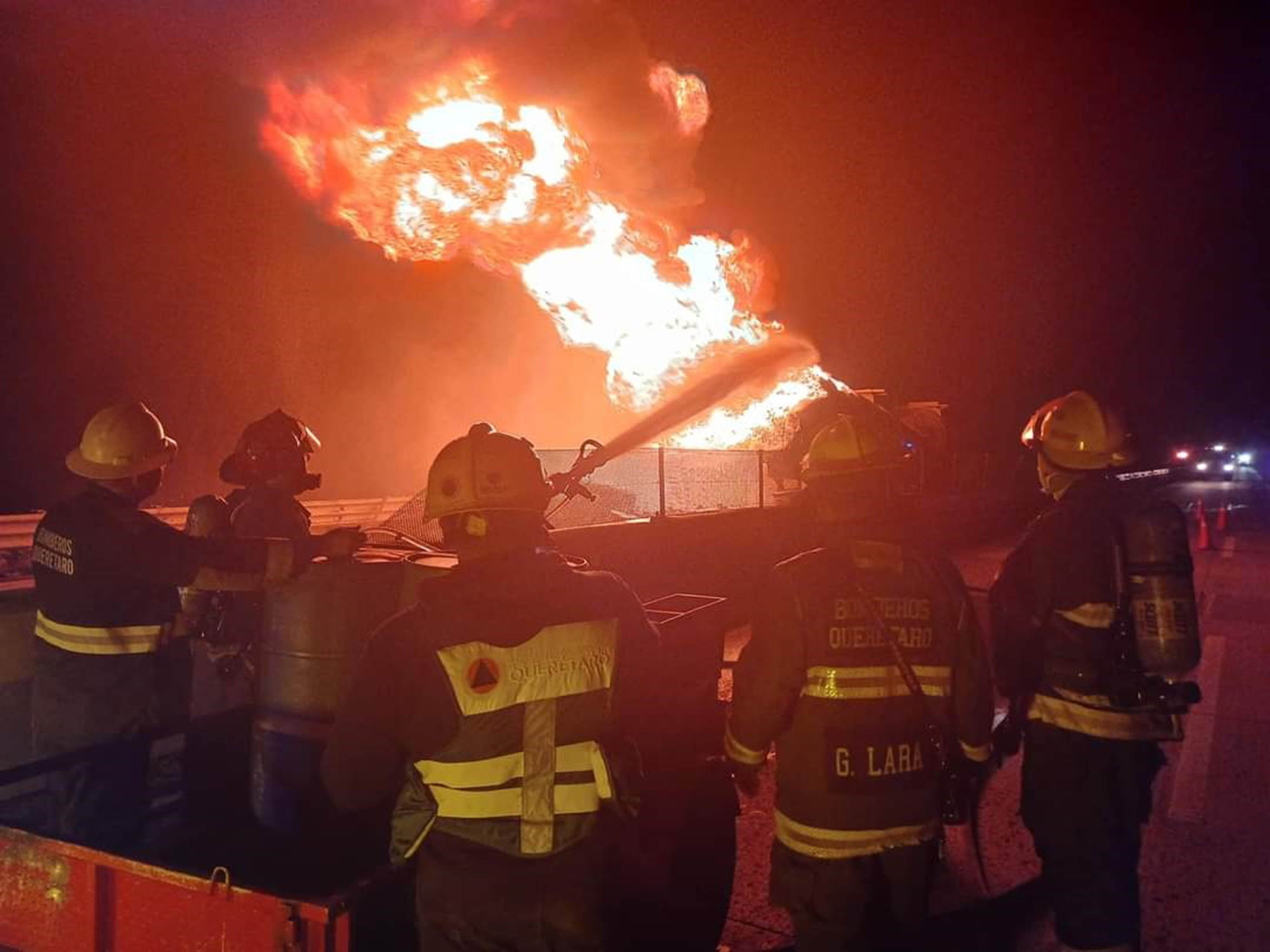 Pipa se impacta contra tráiler; se consumen 60 mil litros de diésel