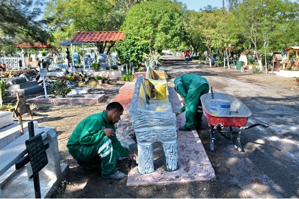 Listos panteones capitalinos