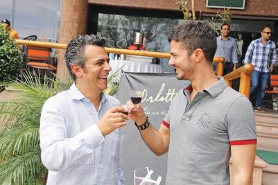 Luchan por un trofeo