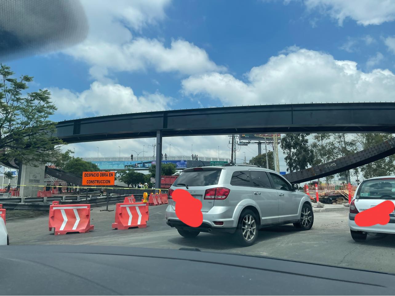 Se desploma trabe de puente en construcción en Bernardo Quintana y Sombrerete 