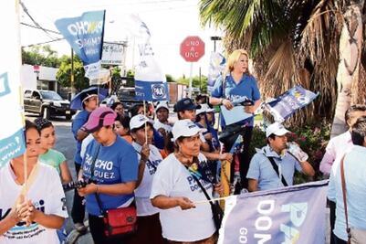 Realiza el abanderado panista recorrido por El Pueblito