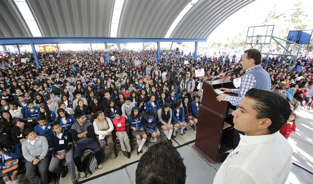 Entrega Kuri becas Municipales a alumnos