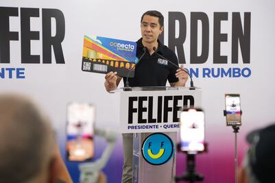 Felifer Macías presenta su tarjeta de apoyos sociales