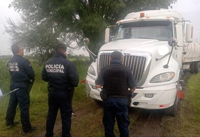 Aseguran camión con 33 mil litros de hidrocarburo robado en Querétaro