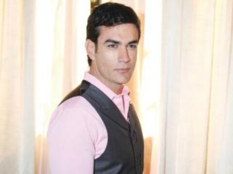 Rechaza David Zepeda tomarse foto con fan