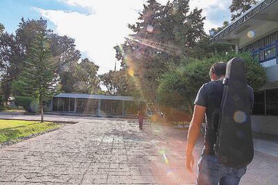 Apoya la UAQ con becas a papás solteros