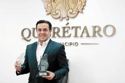 Luis Nava recibe premio por el manejo del Covid-19 