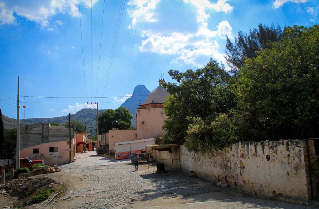 San Antonio de la Cal tiene a su alrededor la riqueza del paisaje semidesértico, situado en el límite suroeste del Área Natural Protegida de la Peña de Bernal, extensión de 280 hectáreas que rodea al cuello volcánico con el fin de “controlar el avance de la mancha urbana y evitar la modificación de usos y destinos de la zona”, de acuerdo con la declaratoria oficial, emitida en 2009.