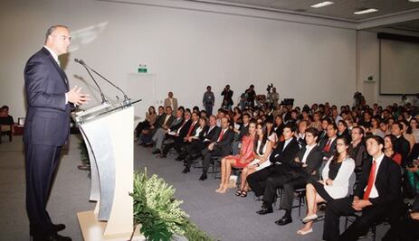 Calzada participa en Congreso de Negocios