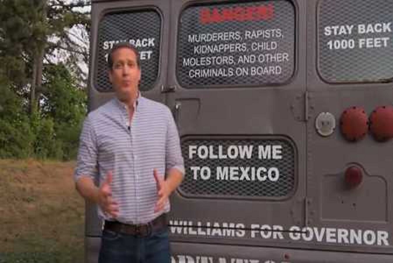 Michael Williams muestra el "Autobús de la Deportación" Foto:AP