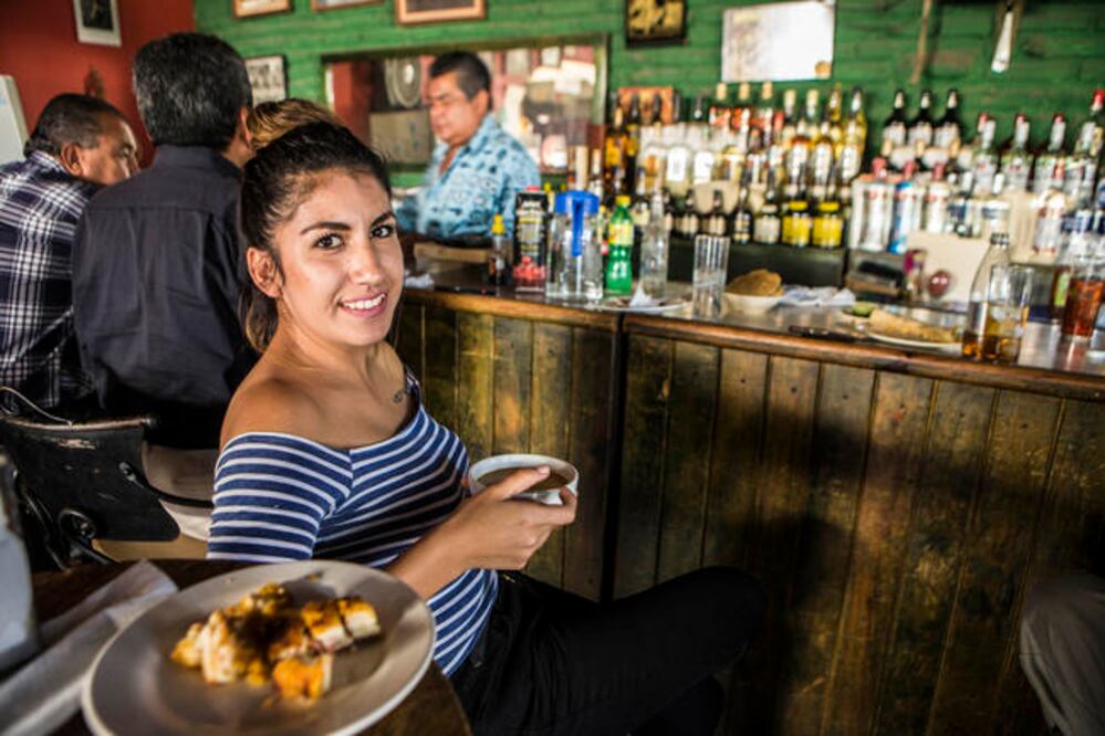 Una parte fundamental es la comida y en este lugar lo tienen muy claro, por ello ofrecen tradicional botana y deliciosos platillos mexicanos, como tacos y caldos (FOTOS: DEMIAN CHÁVEZ. EL UNIVERSAL)