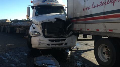 Se impactan tractocamiones en carretera a San Luis Potosí