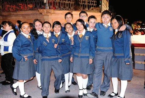 Jóvenes interpretan villancicos