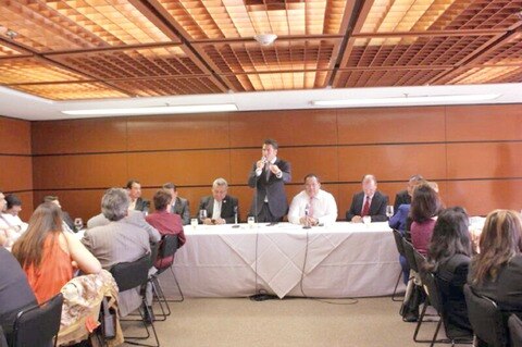 Recibe Astudillo al Colegio de Abogados