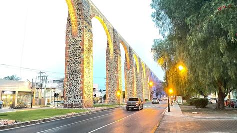 Querétaro enciende los Arcos en amarillo y azul para conmemorar el Día Mundial del Síndrome de Down