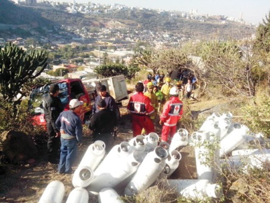 Vuelca camión cargado de gas