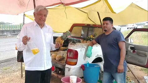 "¡Pa' su mecha qué sabroso!",dice AMLO al degustar jugo de piña en Veracruz 