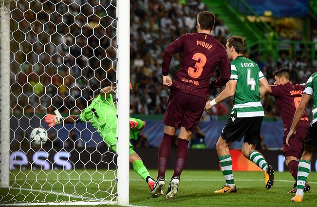 Barcelona gana por suerte