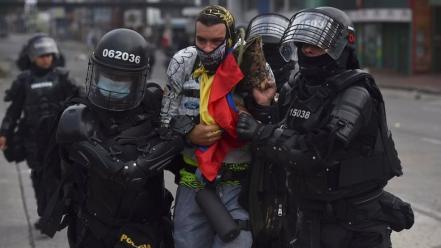 Protestas en Colombia: imágenes que dejan los violentos enfrentamientos entre manifestantes y policía