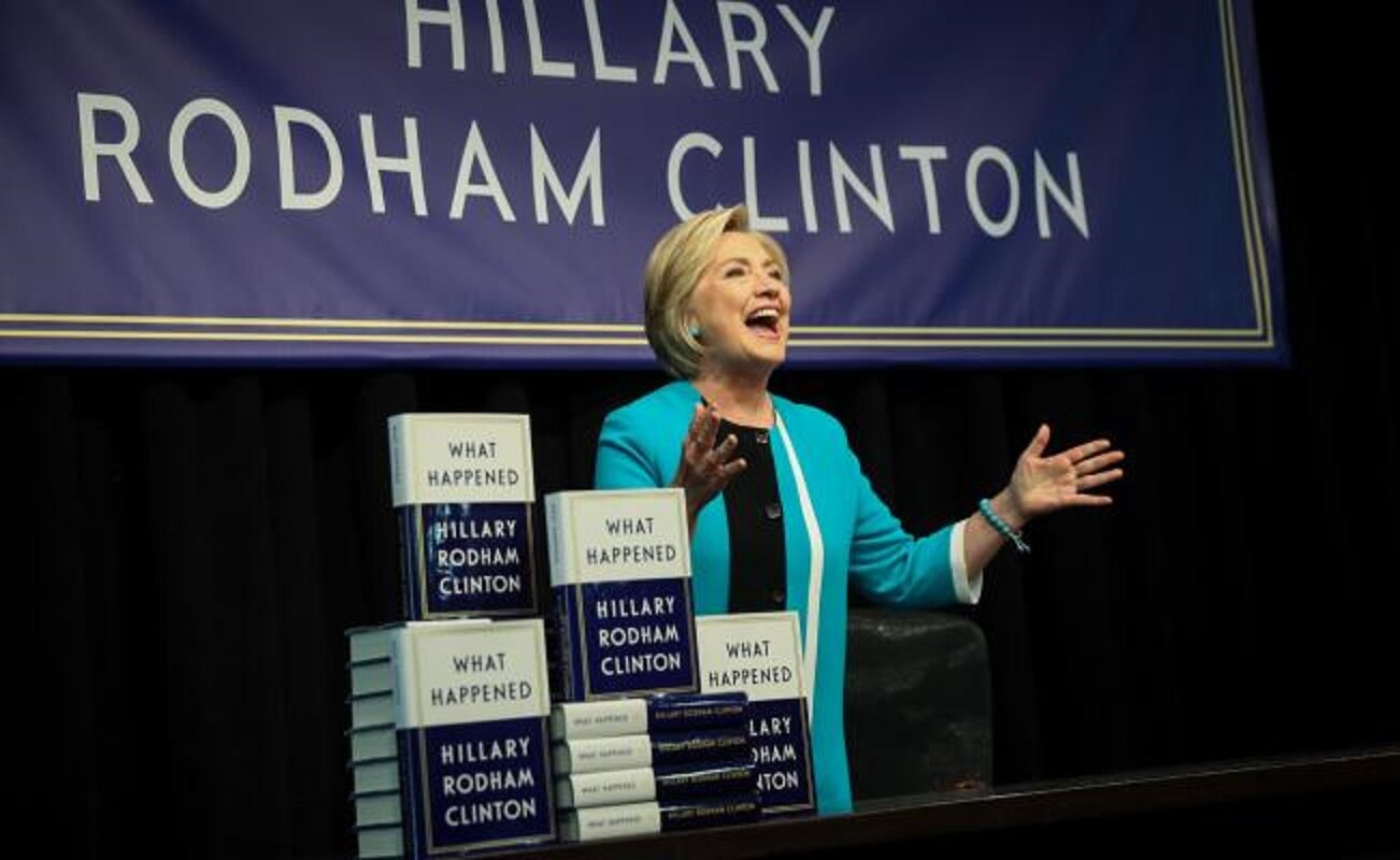 Hillary Clinton lanza libro de memorias; asegura que Rusia dio victoria a Trump