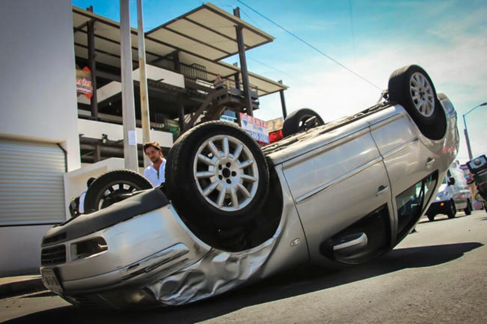 Automovilistas con seguro contra accidentes tienen que lidiar con personas sin seguro que se niegan a pagar los daños ocasionados. (OBTURE PRESS)
