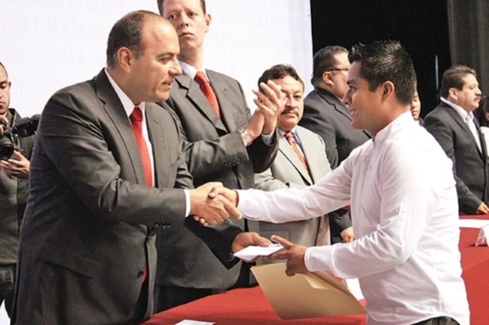 Entregan becas en Corregidora y Querétaro 