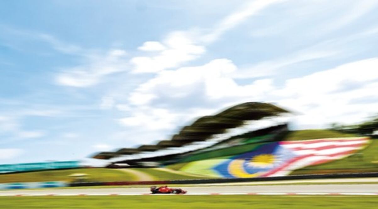   Vettel  frena a los Mercedes