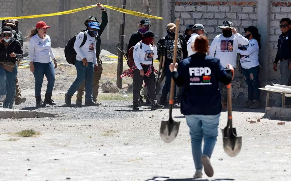 Autoridades federales y estatales realizan investigaciones en el Rancho Izaguirre el 12 de marzo de 2025. Foto: AFP