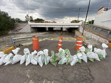 Desfogue de presas sorprende a automovilistas y a vecinos de El Pueblito