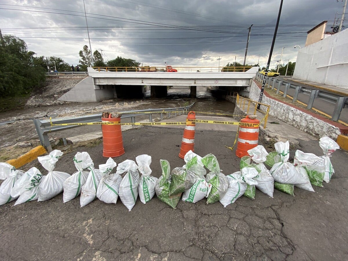 Desfogue de presas sorprende a automovilistas y a vecinos de El Pueblito