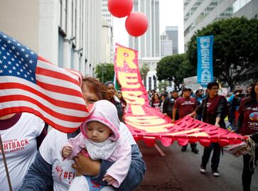 Con mensaje de "Resiste", miles marchan en Los Ángeles por 1 de mayo