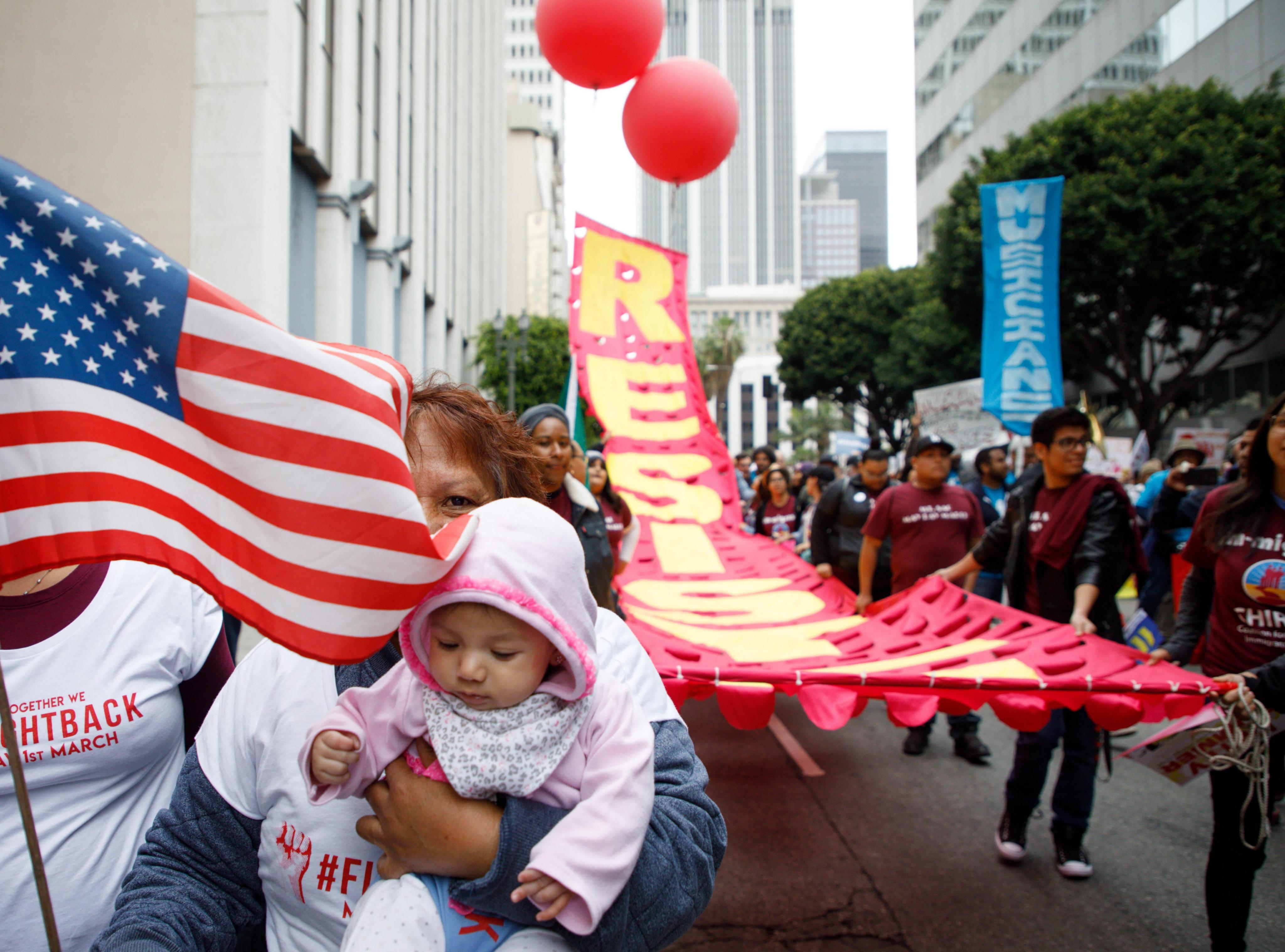 Con mensaje de "Resiste", miles marchan en Los Ángeles por 1 de mayo