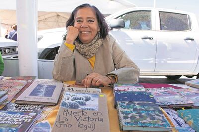 Escribe, imprime y encuaderna sus propios libros; los vende en Querétaro 