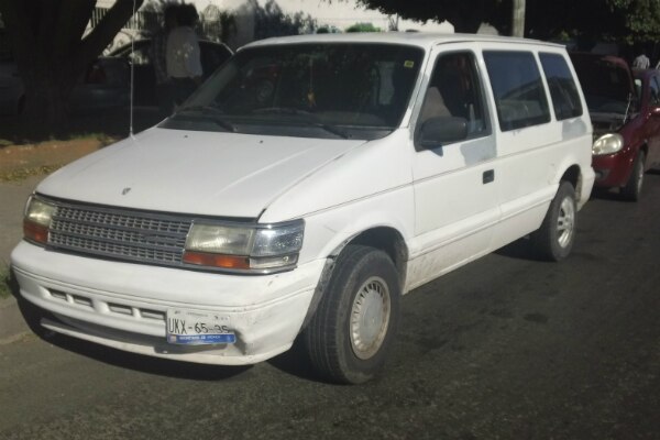 Chocan compacto y camioneta en 5 de Febrero